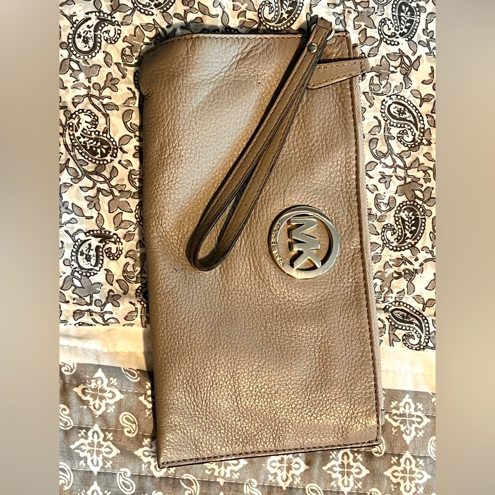 Michael Kors gray wristlet